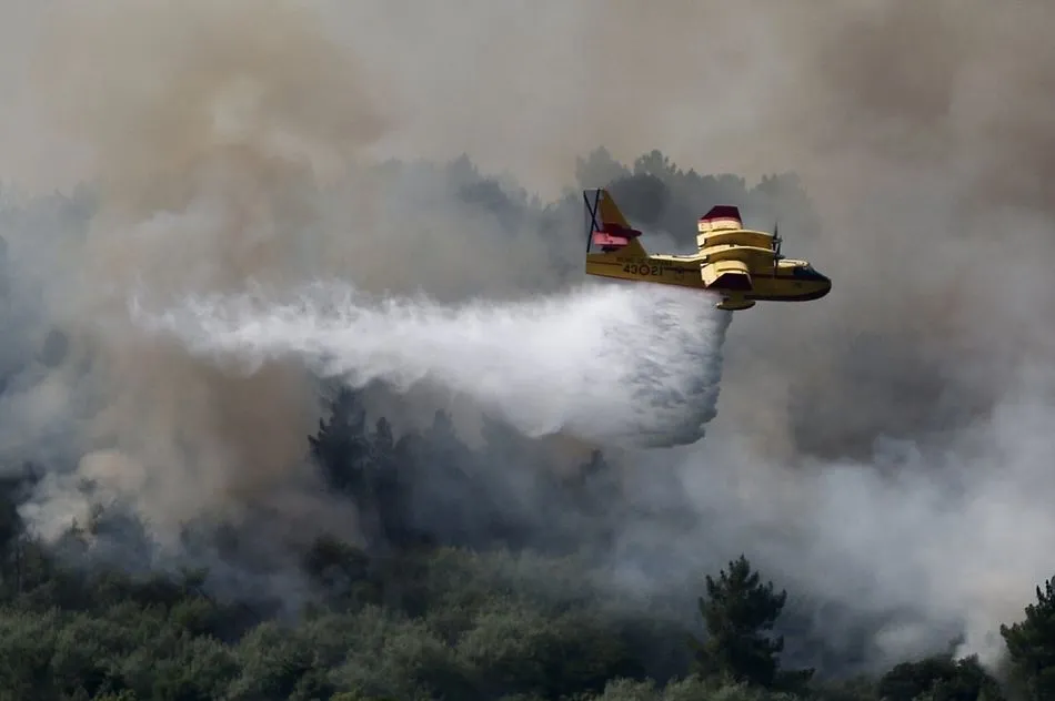 Un avión apafuegos esparce agua sobre los incendios de ayer en Galicia - Ejército del Aire