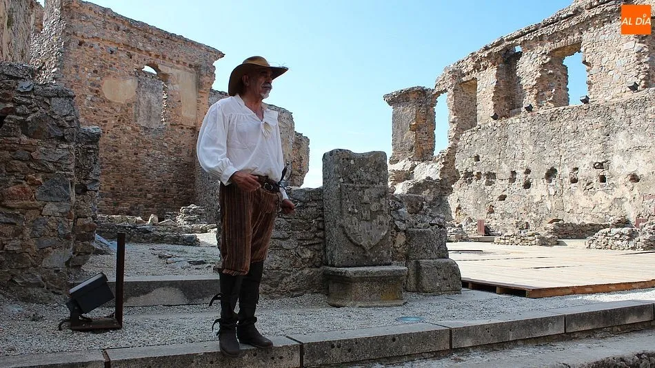 Un personaje histórico guía la visita por Castelo Rodrigo/ Fotos: MARTÍN-GARAY
