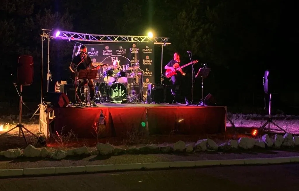 Foto 2 - Noche de recuerdos en El Paraje con el rock de los 80 y 90 de la mano del grupo &lsquo;Al L&iacute;mite&rsquo;  