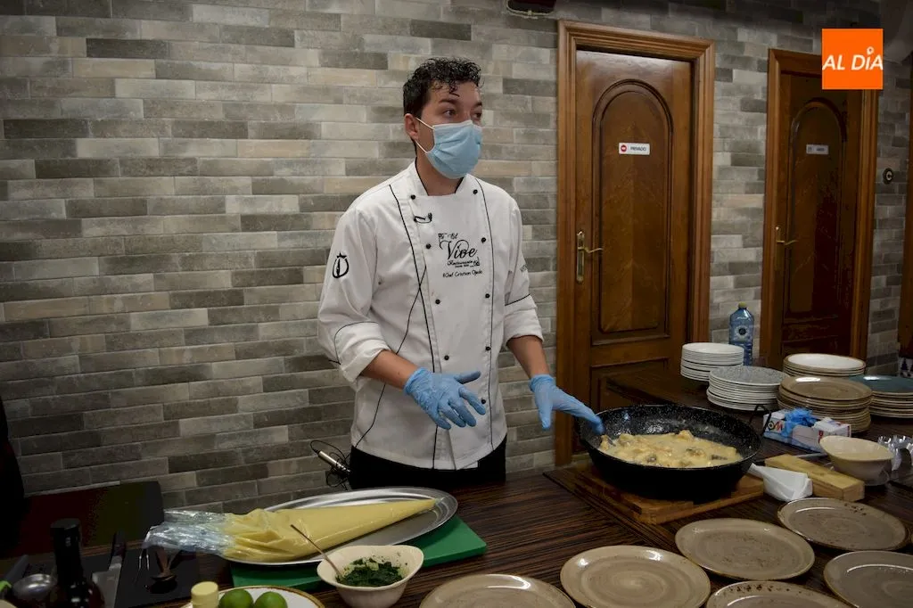 Cristian Ojeda durante el showcooking ofrecido en el restaurante Casa El Vive / Pedro Zaballos