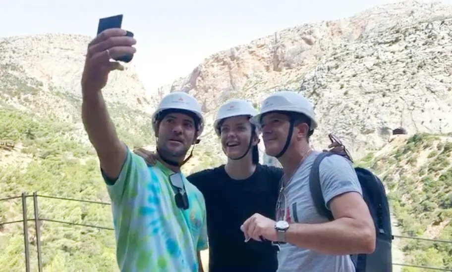 David Bisbal, María Casado y Antonio Banderas en el famoso Caminito del Rey