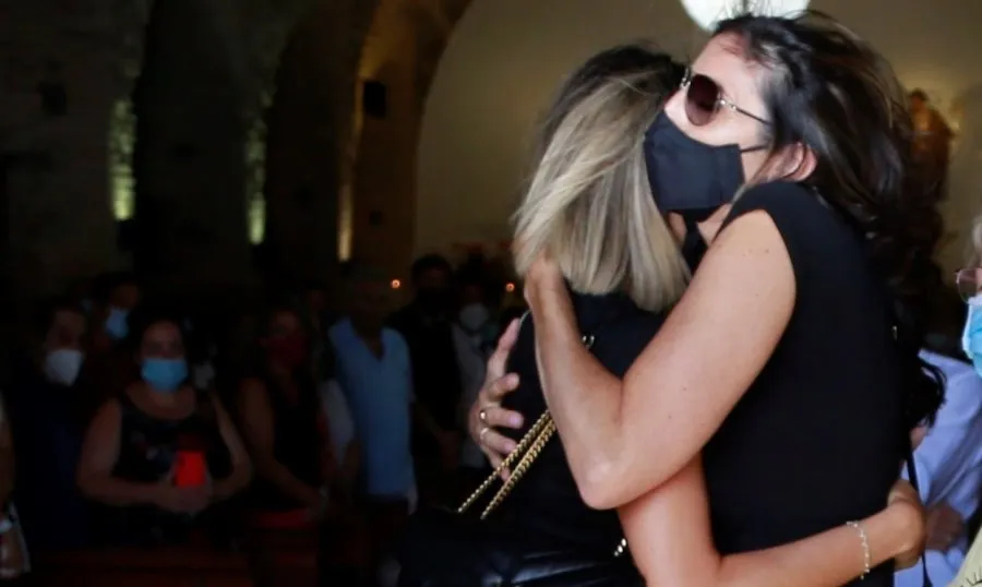 Paz Padilla y su hija Anna fundidas en un sentido abrazo durante el funeral del marido de la presentadora, Antonio Vidal. Foto EP