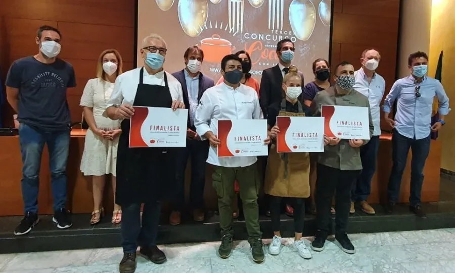 Los cocineros Paula Gutiérrez, Bruno Pena, Ferrán Pols y Cristian Santiago, con sus diplomas como finalistas del II Concurso de Cocina Internacional con Ibérico