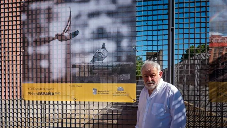Andrés Manuel Ñíguez Carbonell, fotógrafo afincado en Salamanca, junto a una de sus imágenes seleccionadas en esta exposición, en el patio del Da2