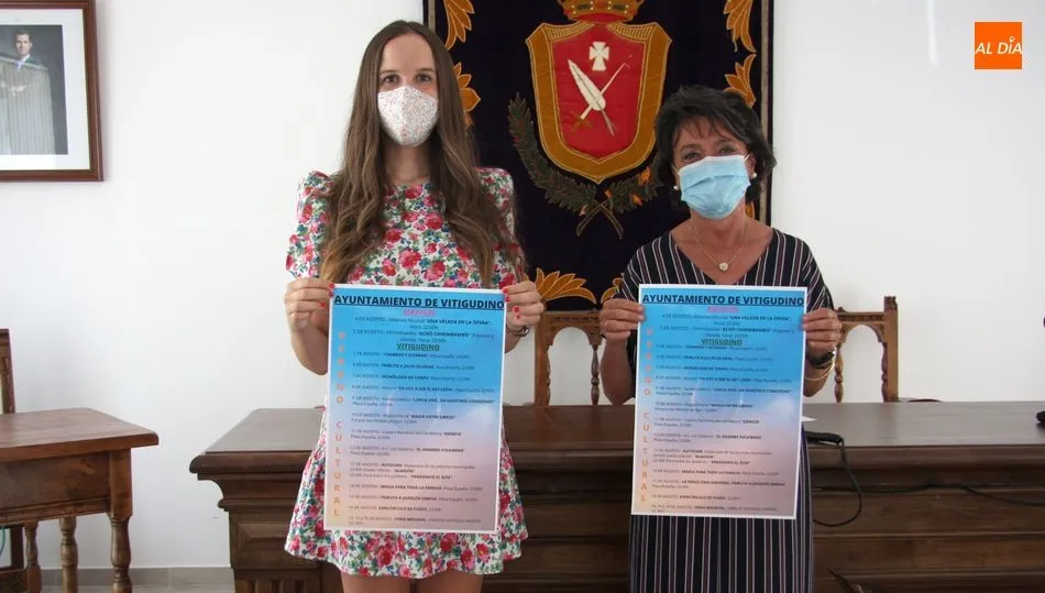 La alcaldesa Luisa de Paz (d), con  la concejala de Cultura Victoria Rodríguez / CORRAL