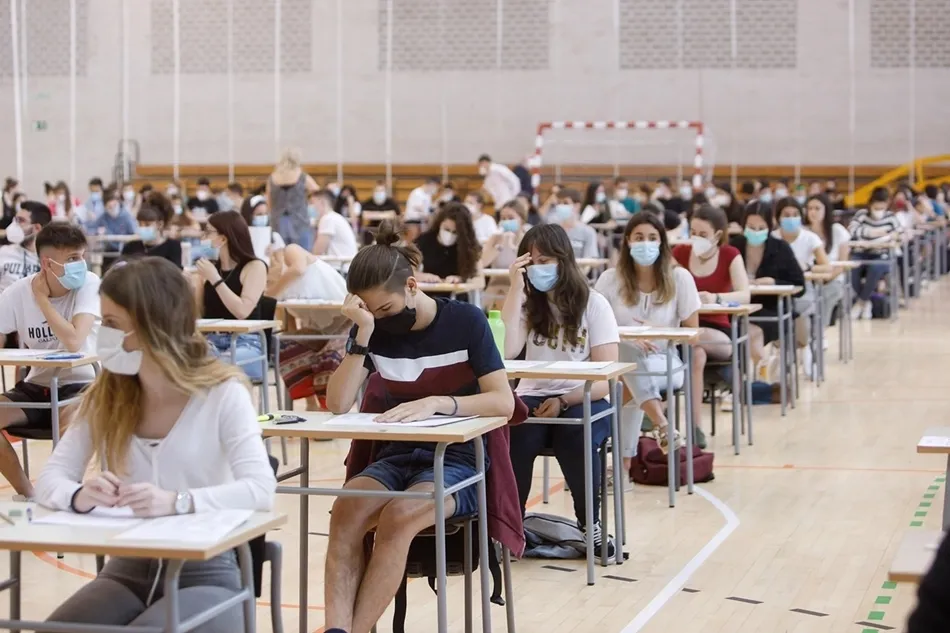 Estudiantes en el Pabellón Universitario, durante uno de los exámenes de la EvAU de este año. Foto: EP