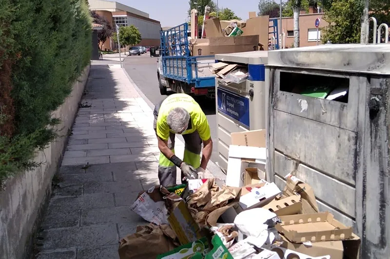 Trabajadores del Ayuntamiento de Peñaranda retiran residuos acumulados junto a los contenedores de reciclaje
