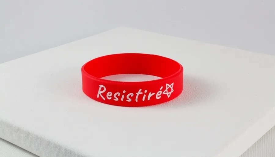 Foto 2 - El Corte Ingl&eacute;s vender&aacute; la pulsera solidaria Resistir&eacute;, autografiada por De la Calva, del D&uacute;o...