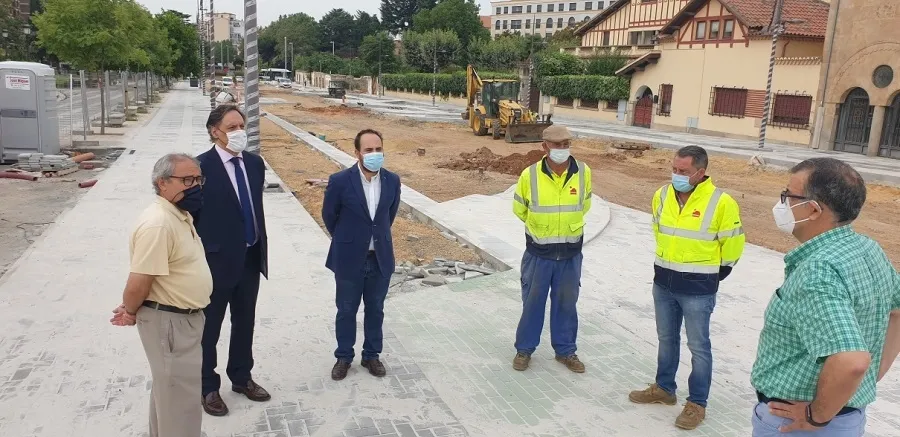El alcalde de Salamanca, Carlos García Carbayo, visita las obras de urbanización de la Avenida de la Merced