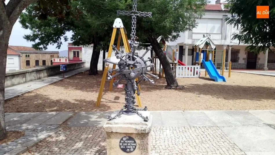 Foto 7 - La Fregeneda recuerda a los fallecidos por el coronavirus con un curioso monumento
