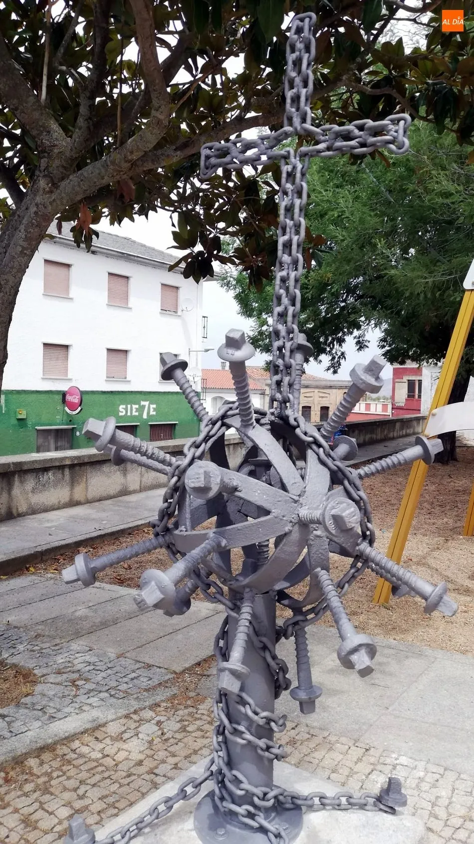 Foto 3 - La Fregeneda recuerda a los fallecidos por el coronavirus con un curioso monumento