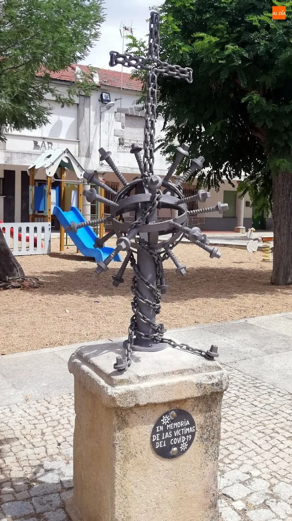 Foto 2 - La Fregeneda recuerda a los fallecidos por el coronavirus con un curioso monumento