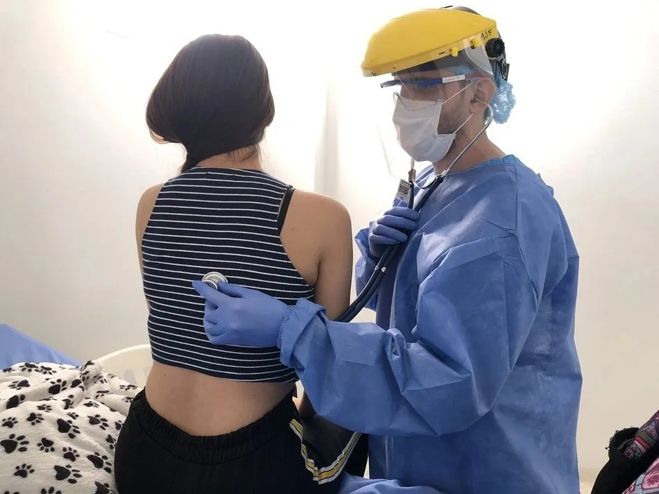 Un trabajador sanitario revisa a una paciente en Colombia - MÉDICOS SIN FRONTERAS