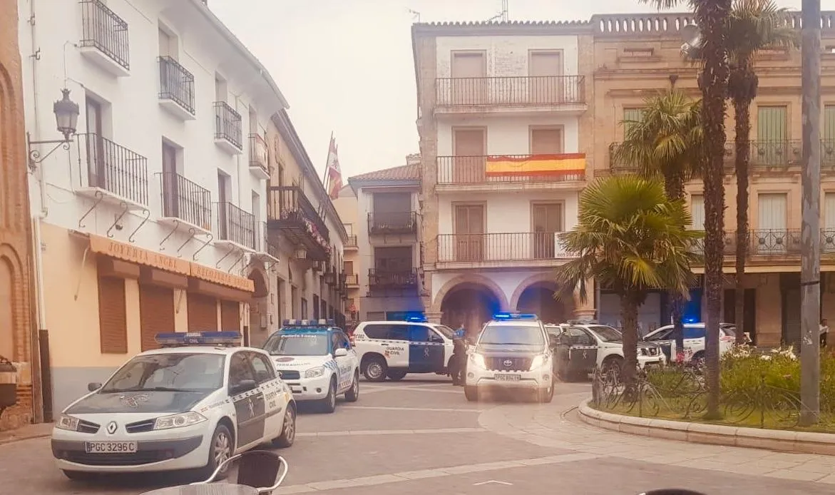 Policía Local y Guardia Civil de Alba de Tormes en la Plaza Mayor durante la detención del sujeto