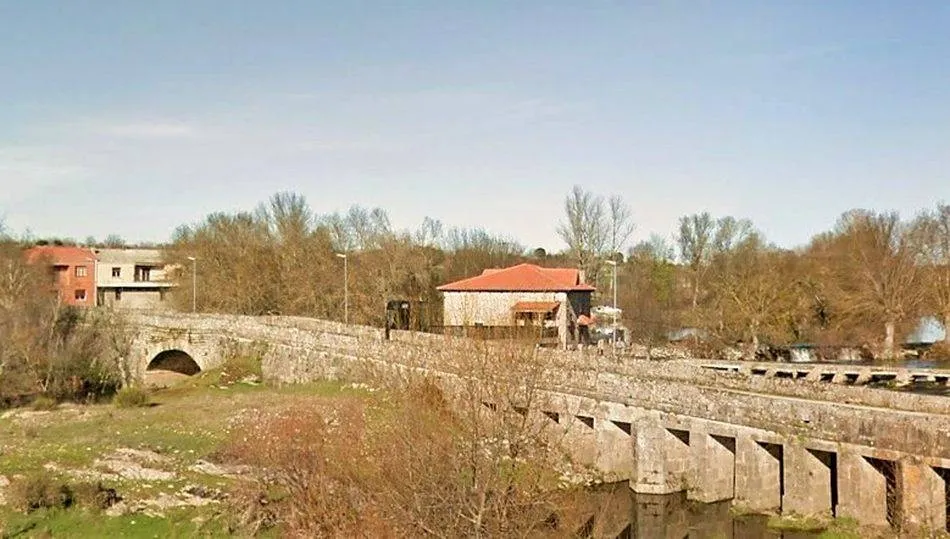 Las Uces junto al puente que cruza el río del mismo nombre