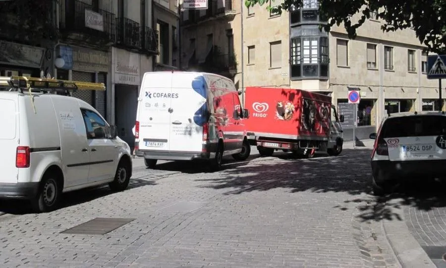 Foto 10 - Piden que la carga y descarga evite las calles Prior, Concejo y Toro