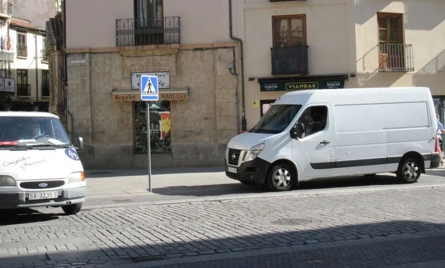 Foto 6 - Piden que la carga y descarga evite las calles Prior, Concejo y Toro