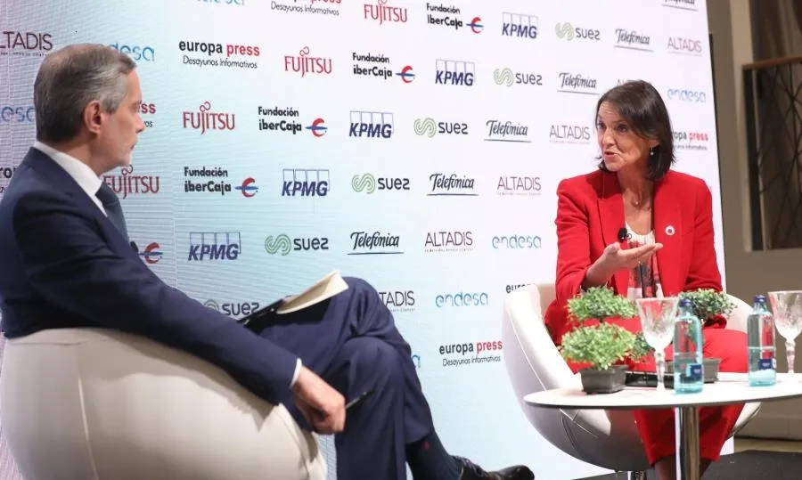 La ministra de Industria, Comercio y Turismo, Reyes Maroto, en una entrevista con el director de Europa Press, Javier García Vila. Foto de Marta Fernández Jara