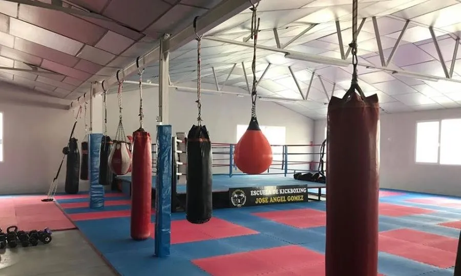 José Ángel Gómez, campeón mundial de kickboxing, estrena escuela