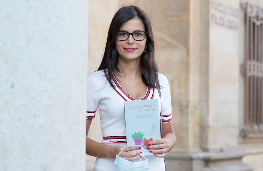 La escritora Celia Corral con su novela Tiempo para los pájaros. Foto de Carmen Borrego