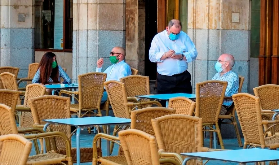 Clientes en una terraza de la Plaza Mayor. Foto de archivo de M. Lamas