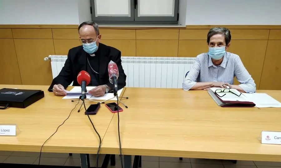 Carlos López, obispo de la diócesis y Carmen Calzada, directora de Cáritas Diocesana de Salamanca, en la presentación de este fondo social