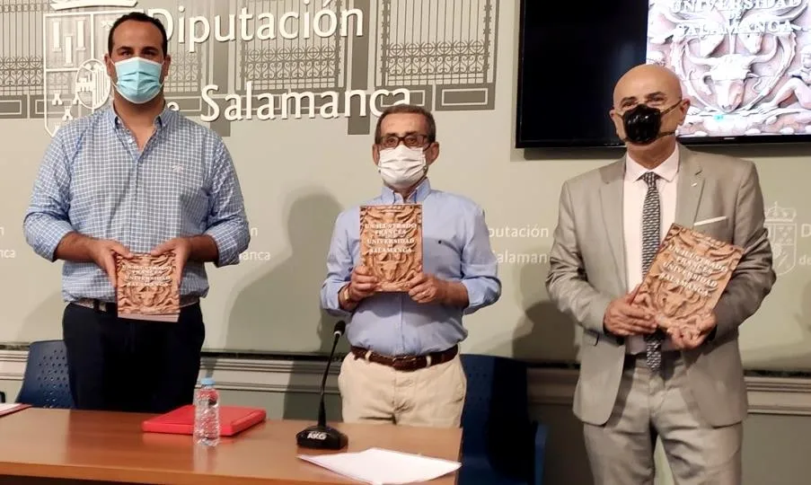 El delegado del área de Cultura de la Diputación de Salamanca, David Mingo, el coordinador de la obra, Arturo Santos Borbujo, y el director de Publicaciones de la Universidad de Salamanca, José Luis de las Heras. Foto EP