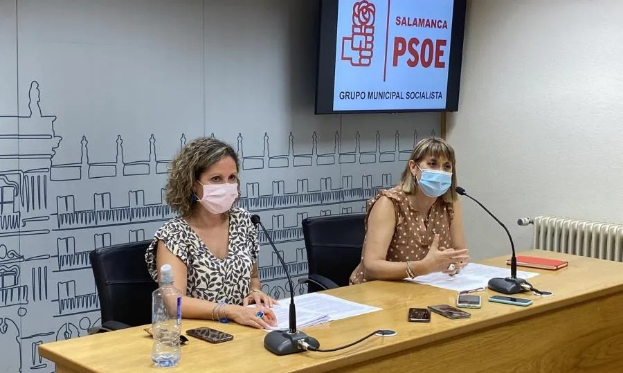 Las concejales socialistas en Salamanca María Ángeles Recio (i) y María García (d). Foto PSOE