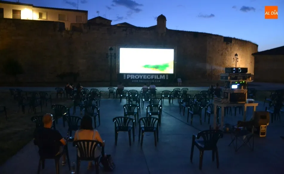 Baja asistencia al estreno del ‘Verano Joven’ con la proyección de ‘Los Japón’  