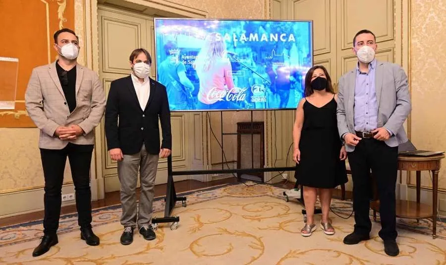 El concejal de Turismo, Fernando Castaño, y el presidente de la AEHS, Álvaro Juanes, ambos a la derecha, junto al director de relaciones institucionales de Coca Cola, Alberto Pérez Morán, y la directora general de Comercial Acera, Gabriela Acera, empresas