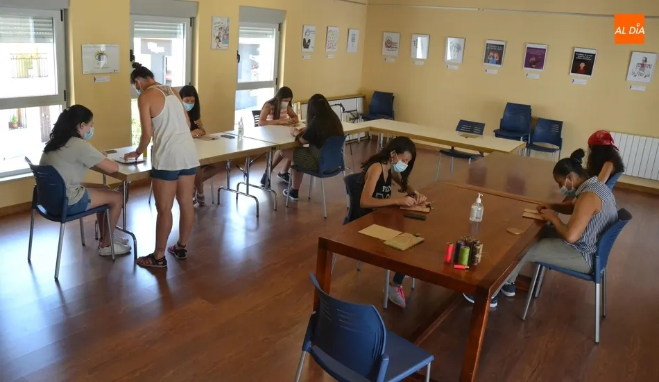 Foto 3 - Un grupo de j&oacute;venes aprende a fabricar pulseras en el Espacio i  