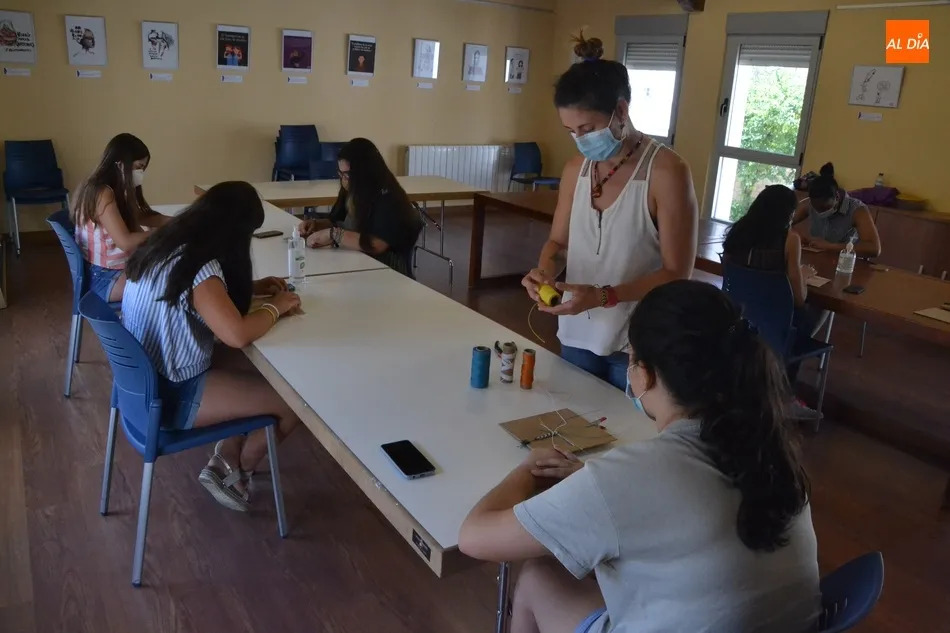 Foto 2 - Un grupo de j&oacute;venes aprende a fabricar pulseras en el Espacio i  