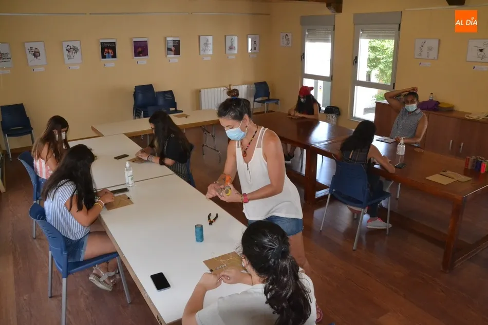 Foto 4 - Un grupo de j&oacute;venes aprende a fabricar pulseras en el Espacio i  
