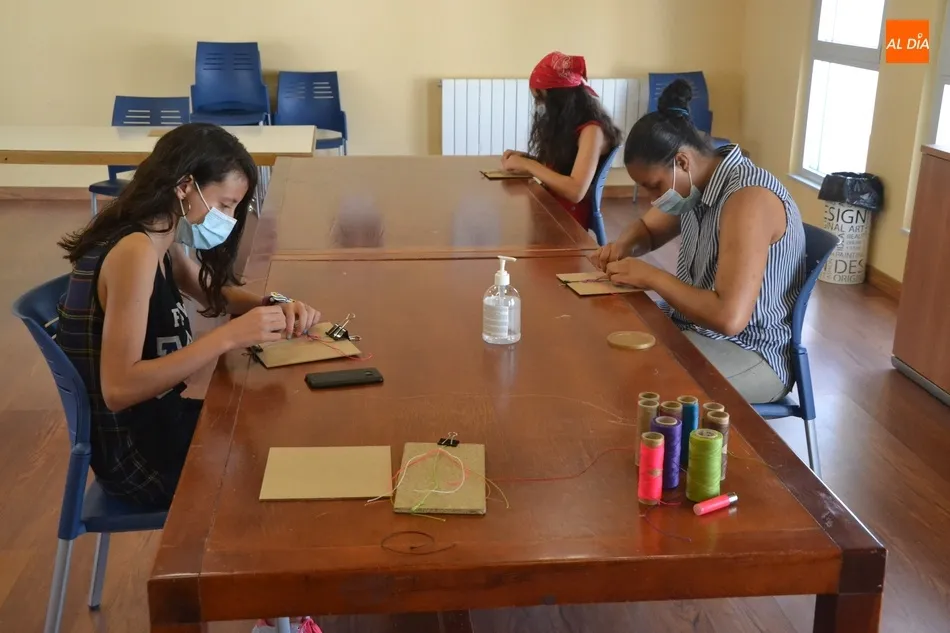 Un grupo de jóvenes aprende a fabricar pulseras en el Espacio i  