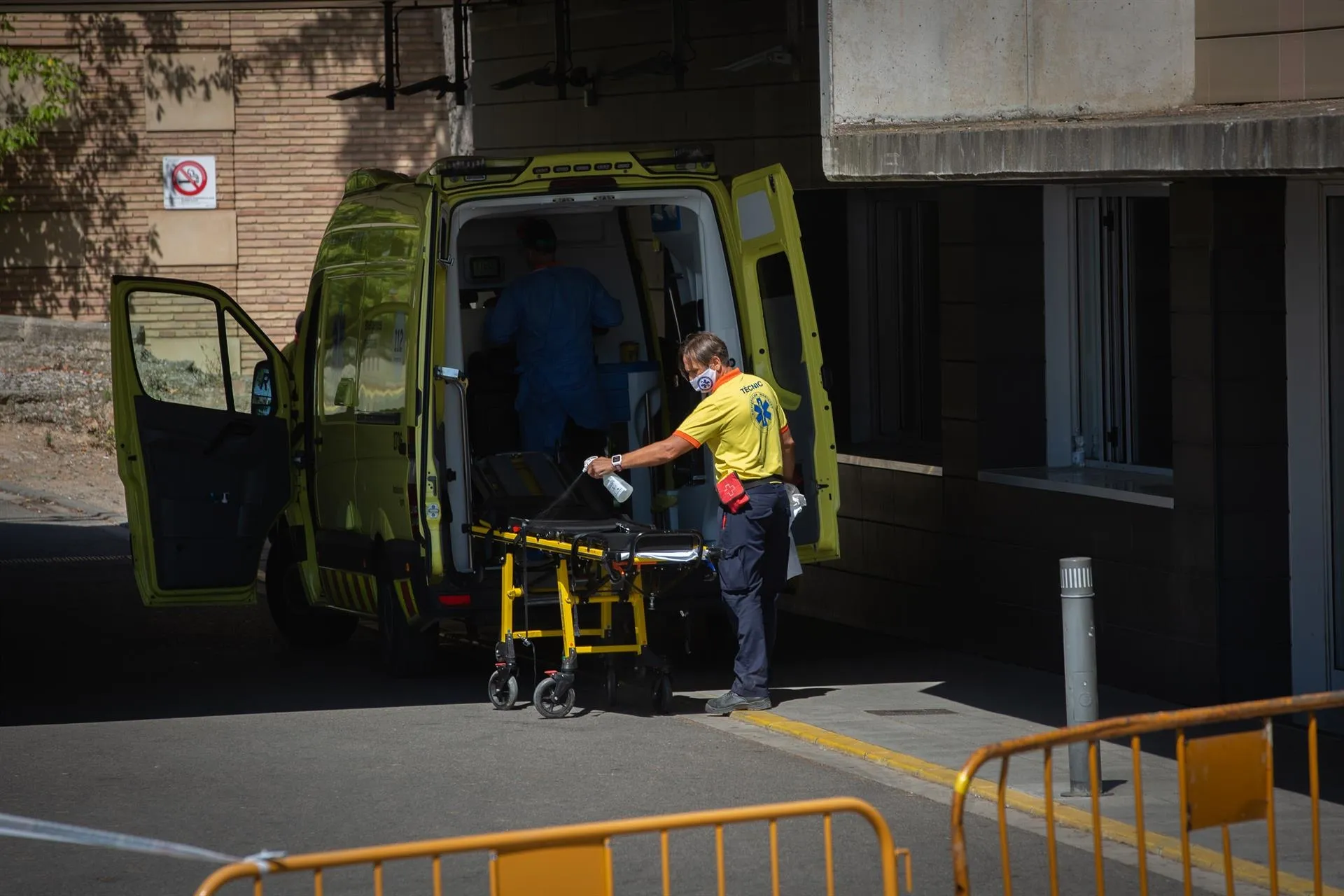 Un sanitario desinfecta una camilla de una ambulancia en el Hospital Universitario Arnau de Vilanova de Lleida. Foto: EP