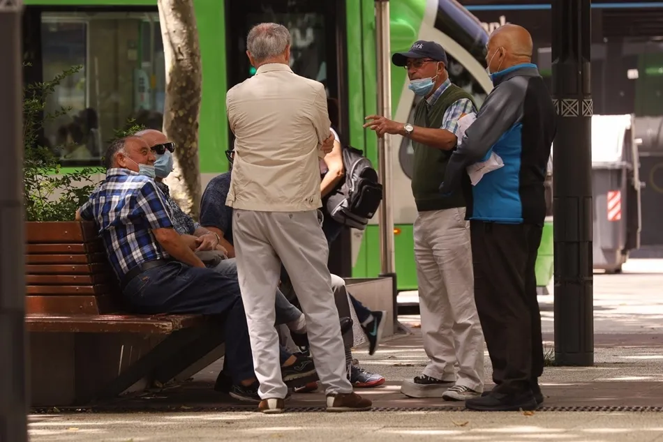 Un grupo de hombres conversa en una calle de Bilbao. Foto: EP