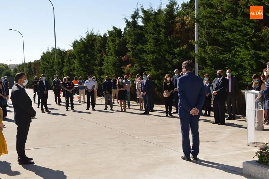Homenaje a las víctimas del covid-19 junto al tanatorio de Salamanca