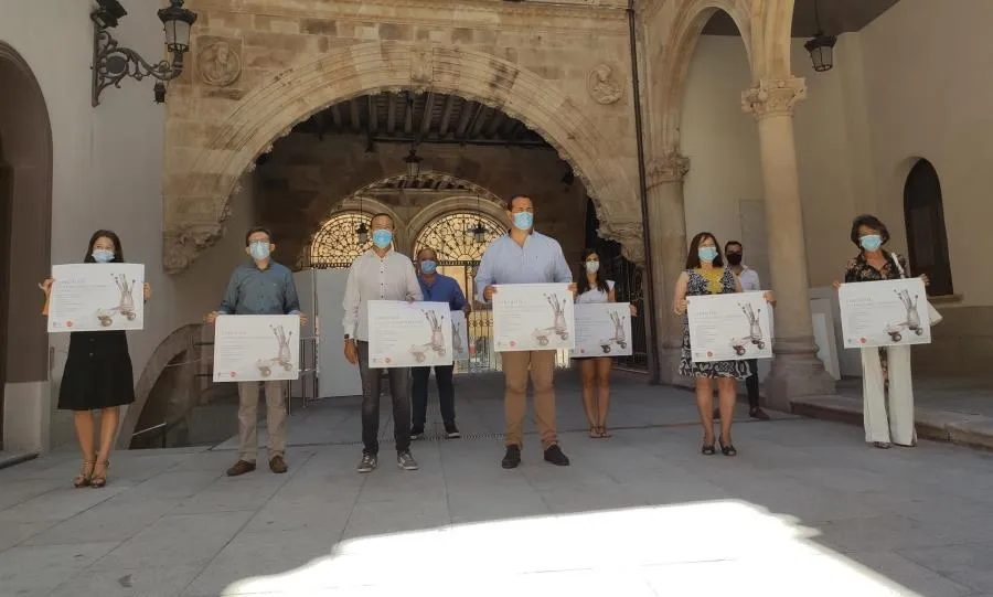 El diputado David Mingo (centro) junto a alcaldes y concejales de ayuntamientos participantes en el circuito de exposiciones itinerantes de la Diputación de Salamanca. Foto EP