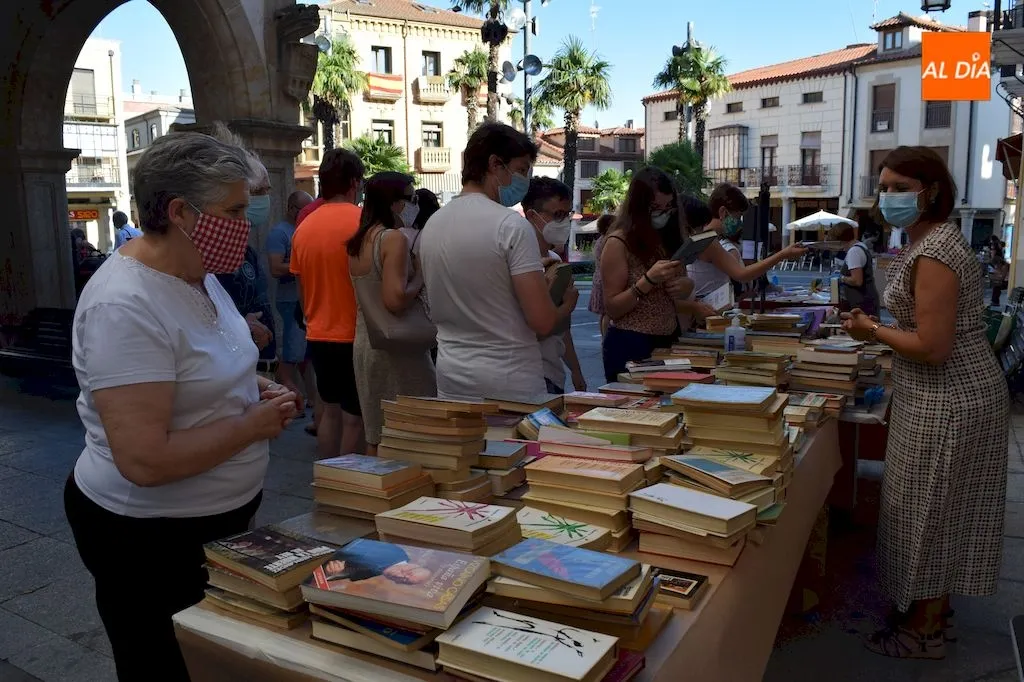 Foto 10 - Notable afluencia de p&uacute;blico a la Feria de Libro de Alba de Tormes