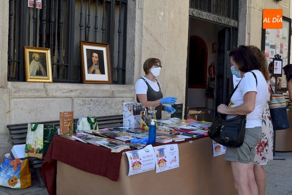 Foto 9 - Notable afluencia de p&uacute;blico a la Feria de Libro de Alba de Tormes
