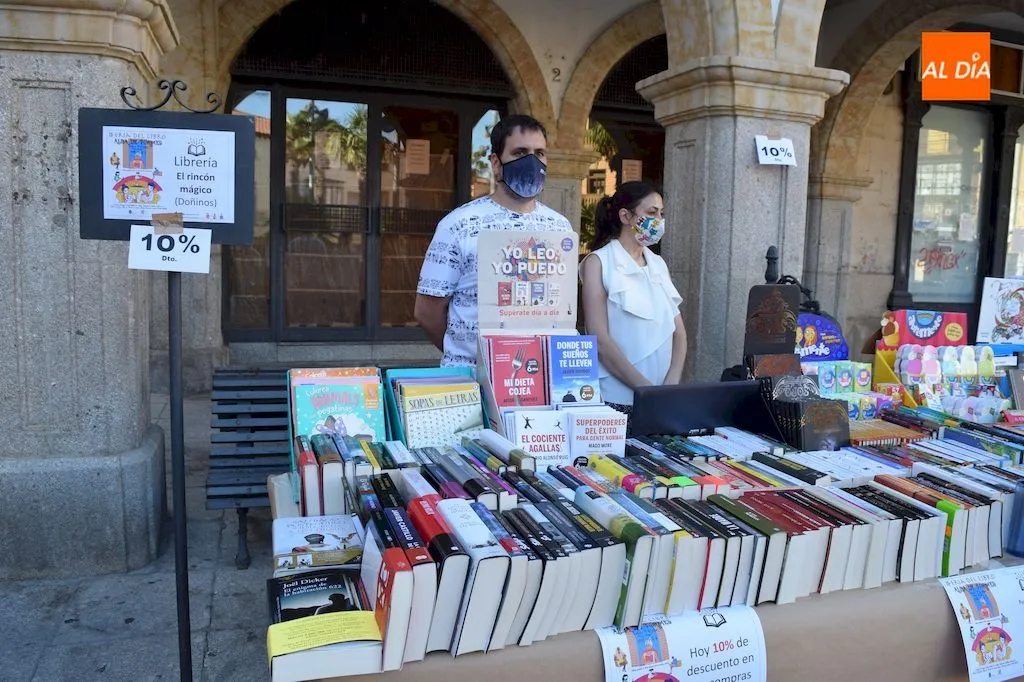 Foto 8 - Notable afluencia de p&uacute;blico a la Feria de Libro de Alba de Tormes