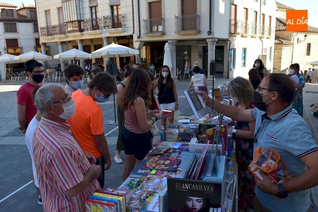 Asistentes a la Feria del Libro observan los libros de un expositor / Pedro Zaballos