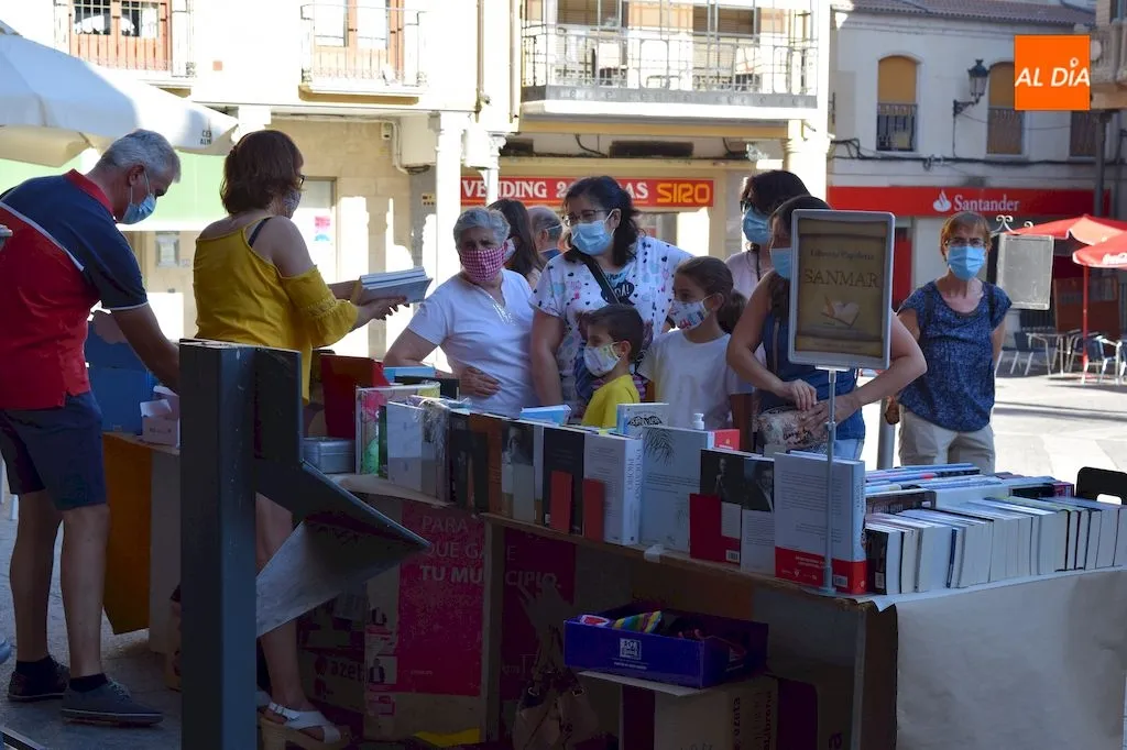 Foto 3 - Notable afluencia de p&uacute;blico a la Feria de Libro de Alba de Tormes
