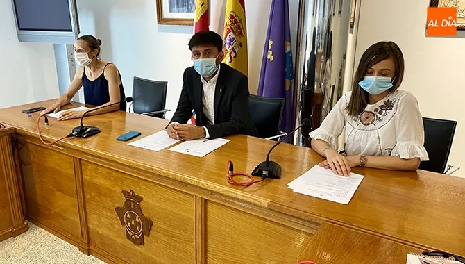 Francisco Díaz, Fátima Manzano y Pliar García presentaban la programación veraniega del Ayuntamiento de Peñaranda