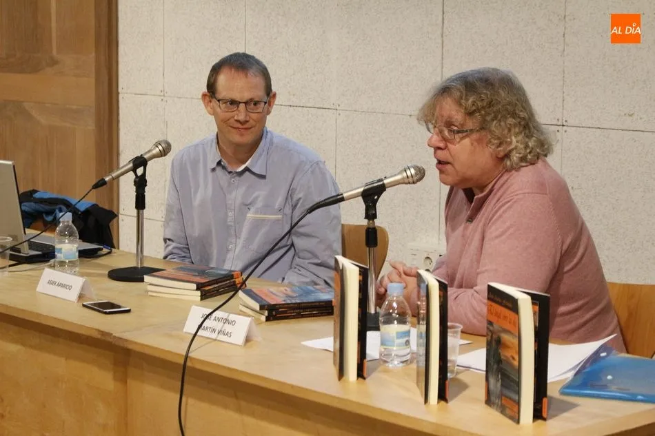 José Antonio Martín Viñas (derecha), en una presentación de un libro en Salamanca - Archivo