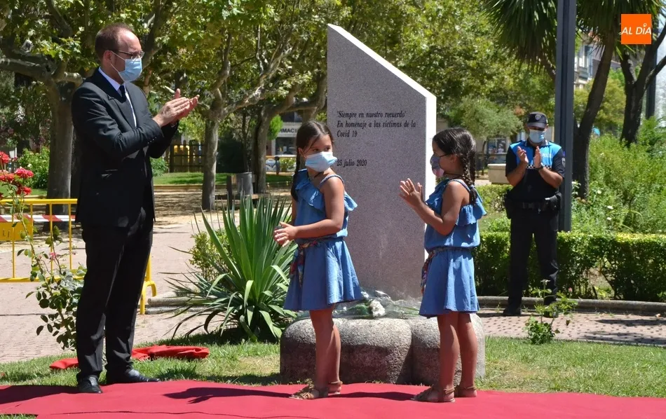 Descubierto un monolito en memoria de las víctimas tras una reflexión colectiva sobre lo vivido  