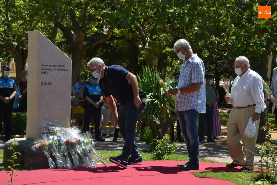 Foto 11 - Descubierto un monolito en memoria de las v&iacute;ctimas tras una reflexi&oacute;n colectiva sobre lo vivido  