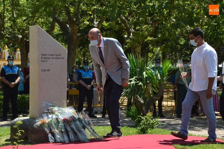 Foto 10 - Descubierto un monolito en memoria de las v&iacute;ctimas tras una reflexi&oacute;n colectiva sobre lo vivido  