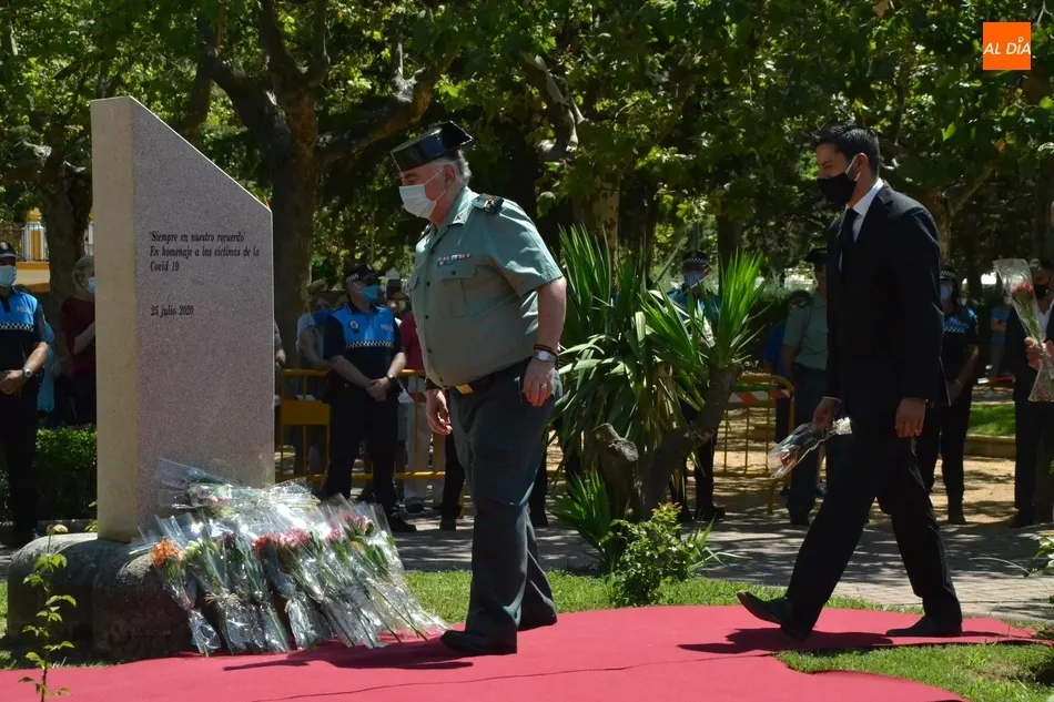 Foto 8 - Descubierto un monolito en memoria de las v&iacute;ctimas tras una reflexi&oacute;n colectiva sobre lo vivido  