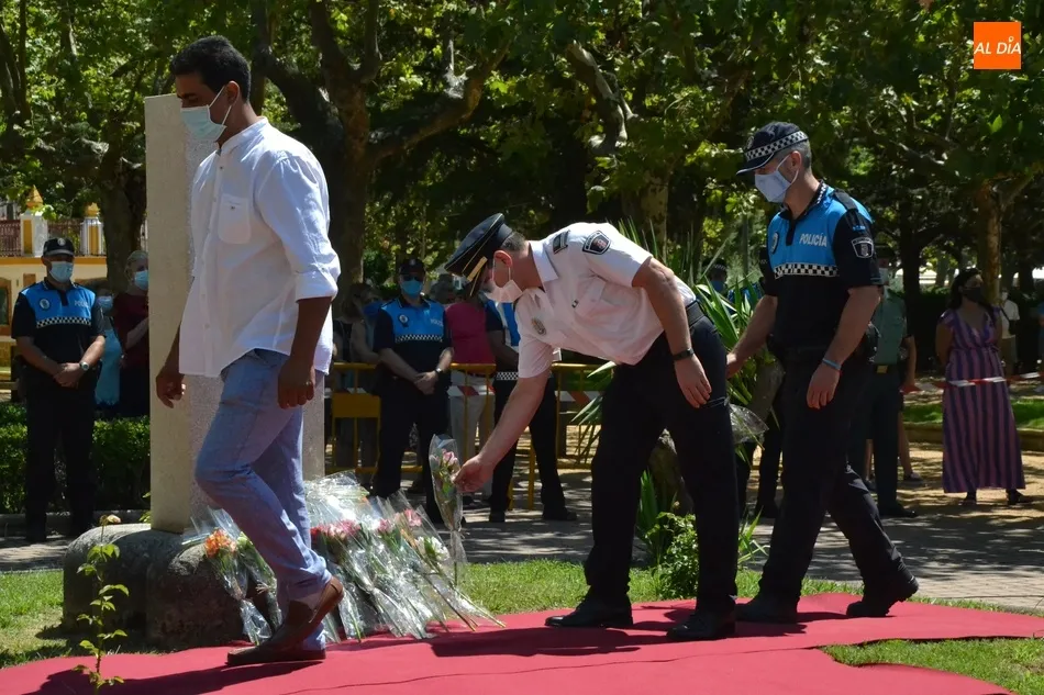 Foto 9 - Descubierto un monolito en memoria de las v&iacute;ctimas tras una reflexi&oacute;n colectiva sobre lo vivido  